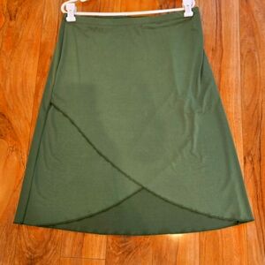 Women's green Skirt with asymmetrical layers in front. Large. $5 w bundle